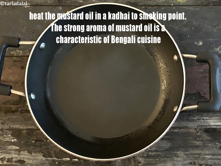 स्टेप 26 – एक कढ़ाई में २ टी-स्पून&nbsp;<a href=""https://www.tarladalal.com/glossary-mustard-oil-rai-ka-tel-sarson-ka-tel-hindi-942i"">सरसों (राई) का तेल</a>&nbsp;धुंआ निकलने …