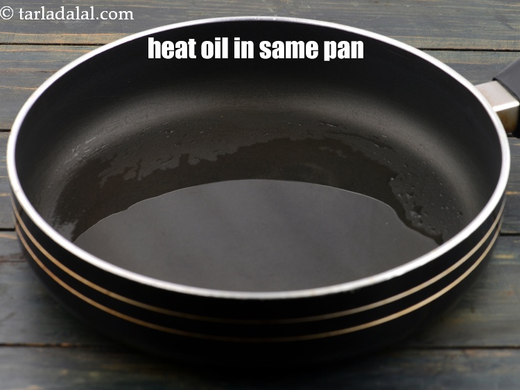 स्टेप 7 – उसी पैन में २ टेबल-स्पून&nbsp;<a href=""https://www.tarladalal.com/glossary-oil-hindi-671i"">तेल</a> गर्म करें।