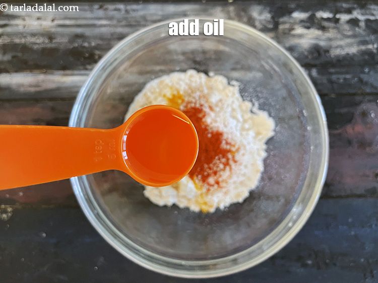 स्टेप 8 – २ टी-स्पून&nbsp;<a href=""https://www.tarladalal.com/glossary-oil-hindi-671i"">तेल</a>&nbsp;डालें।&nbsp;&nbsp;