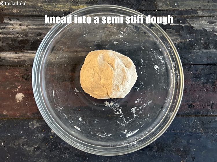 स्टेप 7 – अर्ध-कठोर आटा गूंथ लें।