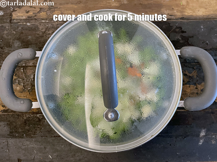 स्टेप 7 – ढककर मध्यम आंच पर ५ से ६ मिनट तक या …