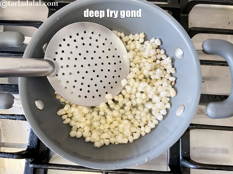 स्टेप 52 – गोंद को २ बैच में तल लें, जब तक कि …