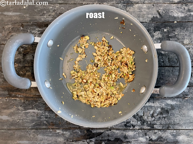 स्टेप 9 – सभी सामग्री को तब तक भूनें जब तक कि उनसे …