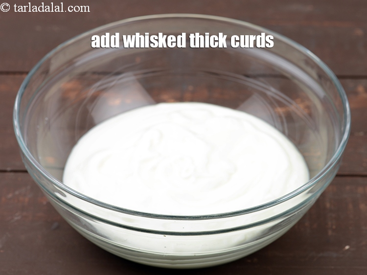स्टेप 7 – १ १/२ कप&nbsp;<a href=""https://www.tarladalal.com/glossary-whisked-curds-hindi-2096i"">फेंटा हुआ गाढ़ा ताजा दही</a>&nbsp;डालें ।