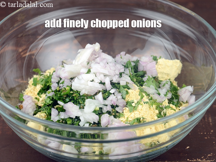 स्टेप 7 – १/४ कप&nbsp;बारीक&nbsp;<a href=""https://www.tarladalal.com/glossary-chopped-onions-hindi-722i"">कटा हुआ प्याज़</a> डालें।