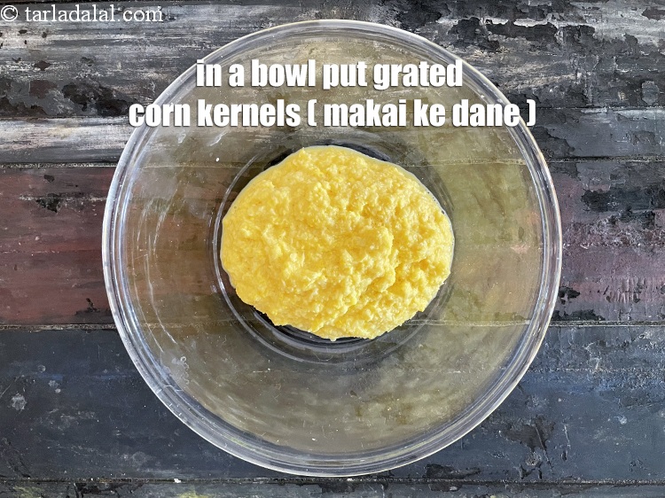 स्टेप 10 – एक गहरे बाउल में&nbsp;१ कप&nbsp;<a href=""https://www.tarladalal.com/glossary-grated-sweet-corn-cob-hindi-1848i"">कसा हुआ स्वीट कॉर्न</a>&nbsp;<span style=""font-size:11.0pt""><span …