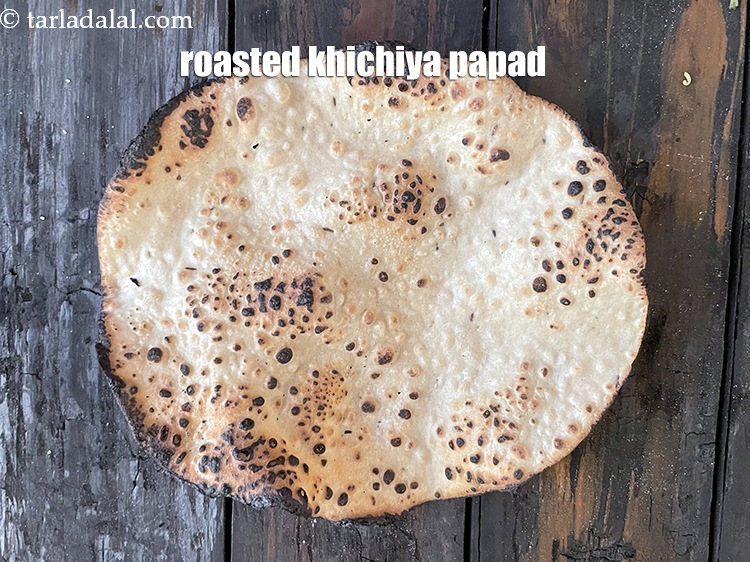 स्टेप 7 – आपका&nbsp;<strong>भुना हुआ खिचिया पापड़</strong>&nbsp;तैयार है। इसे ठंडा होने दें।