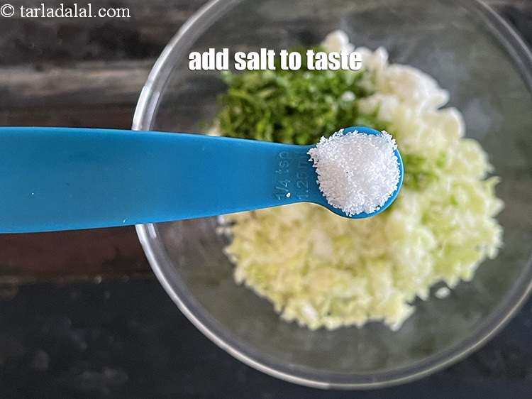 स्टेप 7 – स्वादानुसार नमक डालें। हमने 1/4 टी-स्पून नमक डाला है।