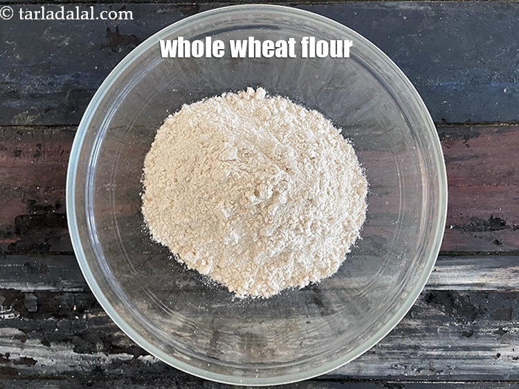 स्टेप 9 – एक गहरे कटोरे में&nbsp;१ कप&nbsp;<a href=""https://www.tarladalal.com/glossary-whole-wheat-flour-gehun-ka-atta-gehun-ka-aata-hindi-429i"">गेहूं का आटा</a>&nbsp;&nbsp;डालें ।