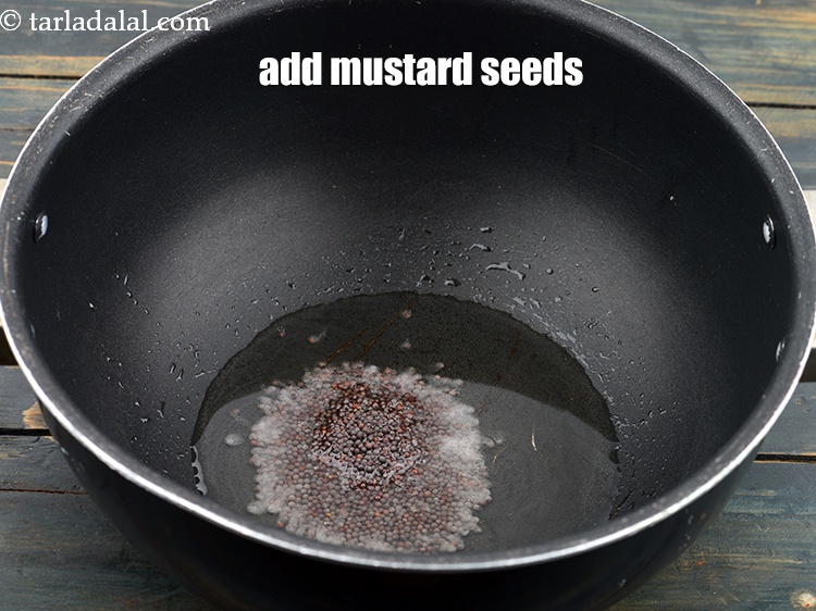 स्टेप 7 – १/२ टी-स्पून <a href=""https://www.tarladalal.com/glossary-mustard-seeds-sarson-rai-sarson-ke-beej-hindi-525i"">सरसों</a> डालें।