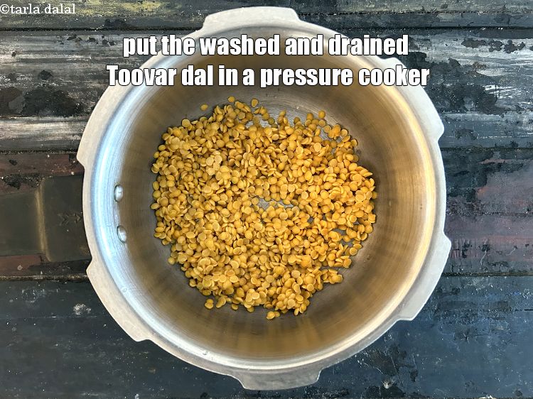 स्टेप 7 – तुवर दाल को प्रेशर कुकर में&nbsp;डालें।