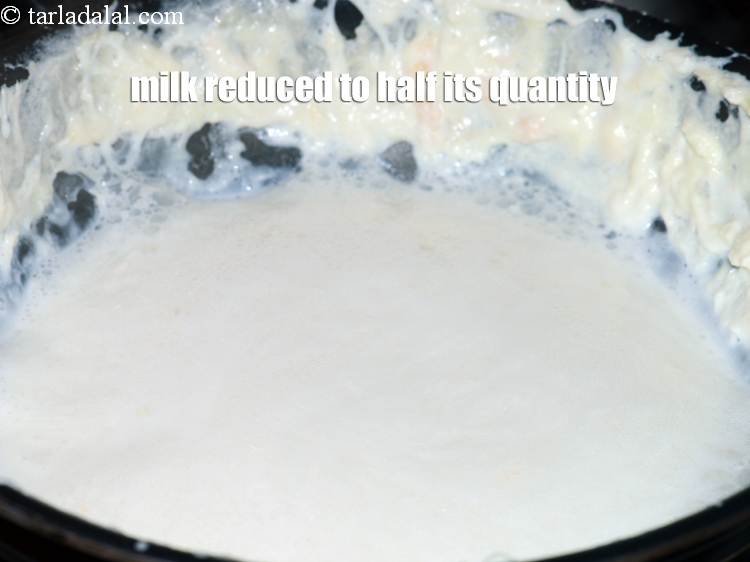 स्टेप 7 – दूध की मात्रा आधी कर दी जाती है।