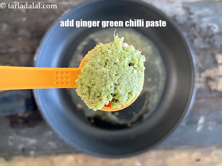स्टेप 7 – १ टी-स्पून <a href=""https://www.tarladalal.com/glossary-ginger-green-chilli-paste-adrak-mirch-ki-paste-adrak-mirchi-paste-hindi-139i"">अदरक-हरी मिर्च का पेस्ट</a> डालें।