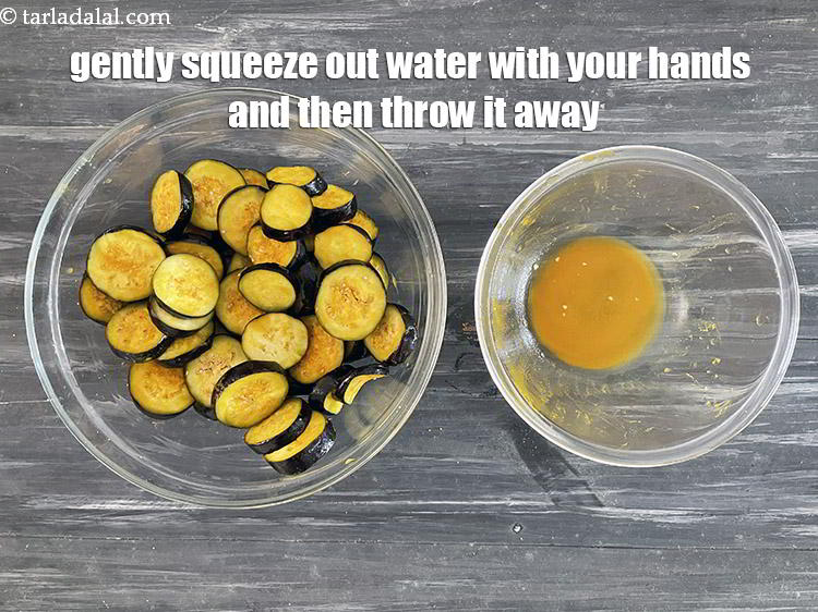 स्टेप 7 – बैगन से धीरे से पानी निचोड़ें। आप देखेंगे कि थोड़ा …