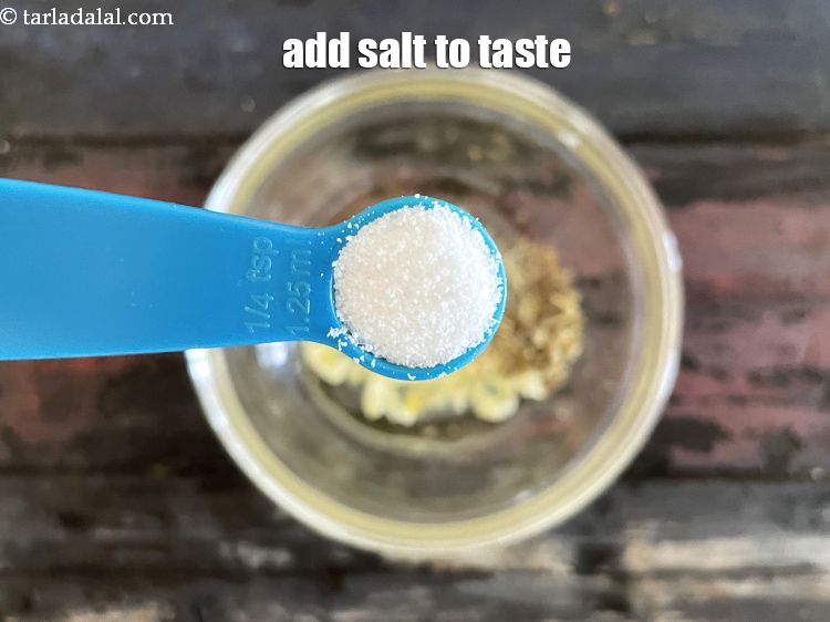 स्टेप 17 – स्वादानुसार नमक डालें।&nbsp;हमने 1/4 छोटी चम्मच नमक डाला है।