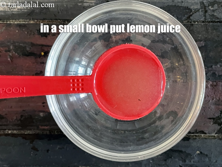 स्टेप 7 – एक छोटी बाउल में&nbsp;१ टेबल-स्पून&nbsp;<a href=""https://www.tarladalal.com/glossary-lemon-juice-numbi-ka-ras-nimbu-ka-juice-hindi-471i"">नींबू का रस</a>&nbsp;<span style=""font-size:11pt""><span style=""font-family:Calibri,sans-serif""><span …