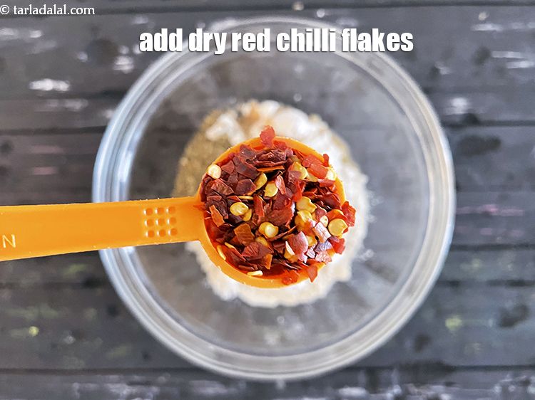 स्टेप 7 – १ टी-स्पून&nbsp;<a href=""https://www.tarladalal.com/glossary-dry-red-chilli-flakes-paprika-hindi-338i"">सूखी लाल मिर्ची के फ्लेक्स्</a>&nbsp;डालें।