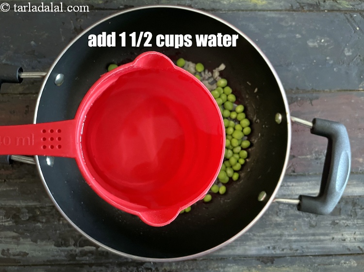 स्टेप 9 – 1 1/2 कप पानी&nbsp;डालें।