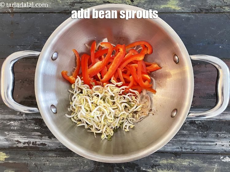 स्टेप 10 – १/२ कप&nbsp;<a href=""https://www.tarladalal.com/glossary-bean-sprouts-hindi-193i"">बीन स्प्राउट्स</a>&nbsp;डालें।&nbsp;<em><u>सर्वोत्तम परिणामों के लिए ताज़ी अंकुरित फलियों …