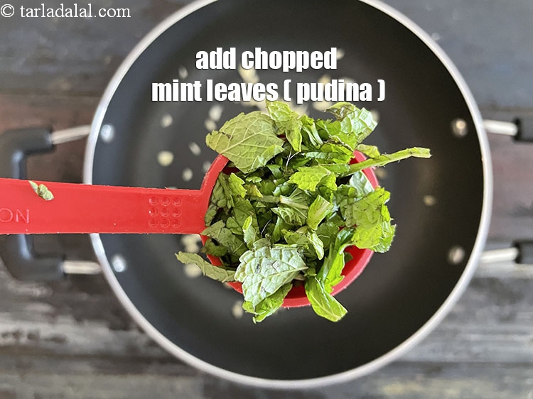 स्टेप 17 – १ टी-स्पून&nbsp;<a href=""https://www.tarladalal.com/glossary-chopped-mint-hindi-788i"">कटा हुआ पुदीना</a>&nbsp;डालें।