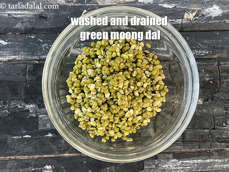 स्टेप 7 – यह धोकर और निथार हुई हरी मूंग दाल हैं।