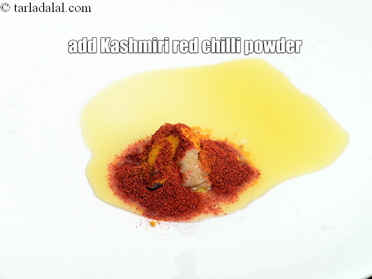 स्टेप 7 – १/२ टी-स्पून&nbsp;<a href=""https://www.tarladalal.com/glossary-kashmiri-red-chilli-powder-kashmiri-mirch-powder-hindi-2684i"">कश्मीरी लाल मिर्च पाउडर</a>&nbsp;डालें।