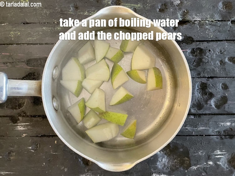 स्टेप 7 – उबलते पानी का एक पैन लें और उसमें कटे हुए …