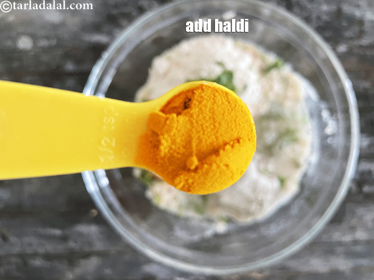 स्टेप 11 – १/२ टी-स्पून <a href=""https://www.tarladalal.com/glossary-turmeric-powder-haldi-hindi-645i"">हल्दी पाउडर</a> डालें।