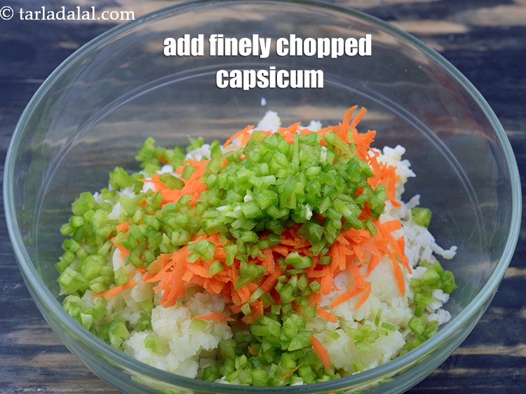 स्टेप 7 – 1/2 कप बारीक कटी हरी शिमला मिर्च डालें।