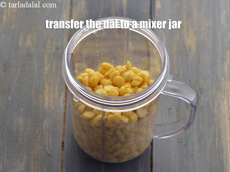 स्टेप 5 – एक मिक्सर जार में दाल को डालें।