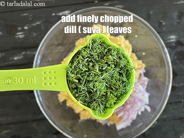स्टेप 12 – १/४ कप&nbsp;<a href=""https://www.tarladalal.com/glossary-chopped-dill-leaves-hindi-1849i"">बारीक कटी हुई सुआ भाजी</a>&nbsp;<span style=""font-size:11pt""><span style=""font-family:Calibri,sans-serif""><span style=""background-color:white""><span …