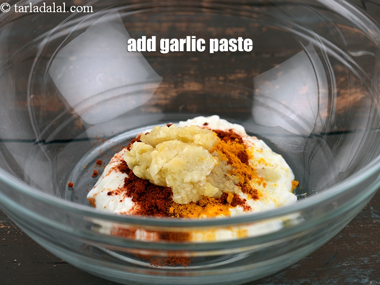 Step 8 – Add 1 tsp <a href="https://www.tarladalal.com/glossary-garlic-paste-lehsun-ki-paste-lahsun-ki-paste-350i">garlic (lehsun) paste</a>.