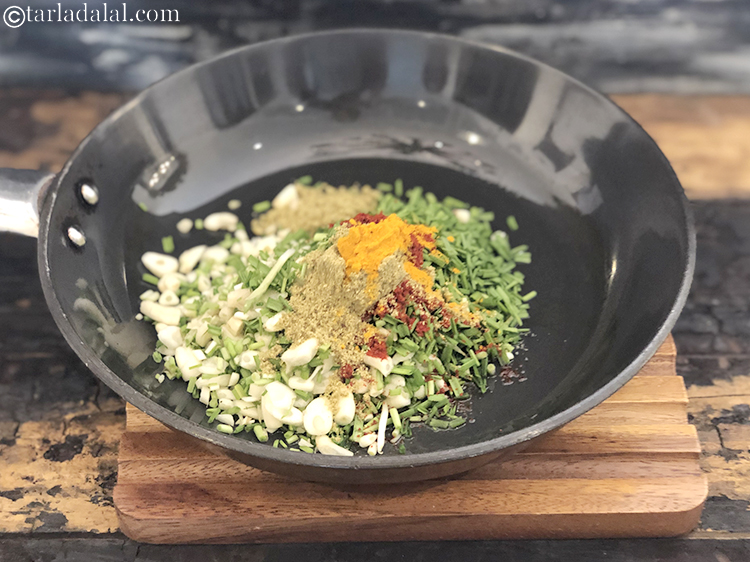 स्टेप 9 – हल्दी पाउडर&nbsp;और हींग&nbsp;डालें।