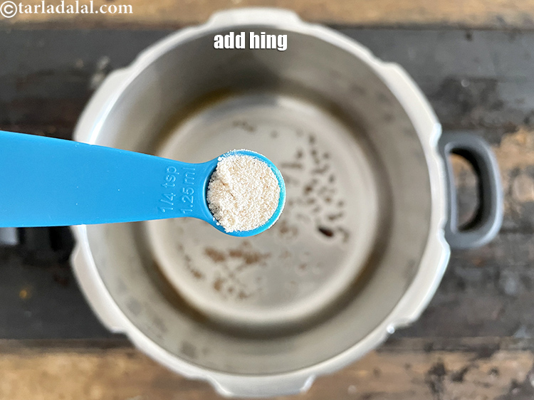 स्टेप 20 – १/४ टी-स्पून&nbsp;<a href=""https://www.tarladalal.com/glossary-asafoetida-hing-hindi-113i"">हींग</a>&nbsp;डालें।