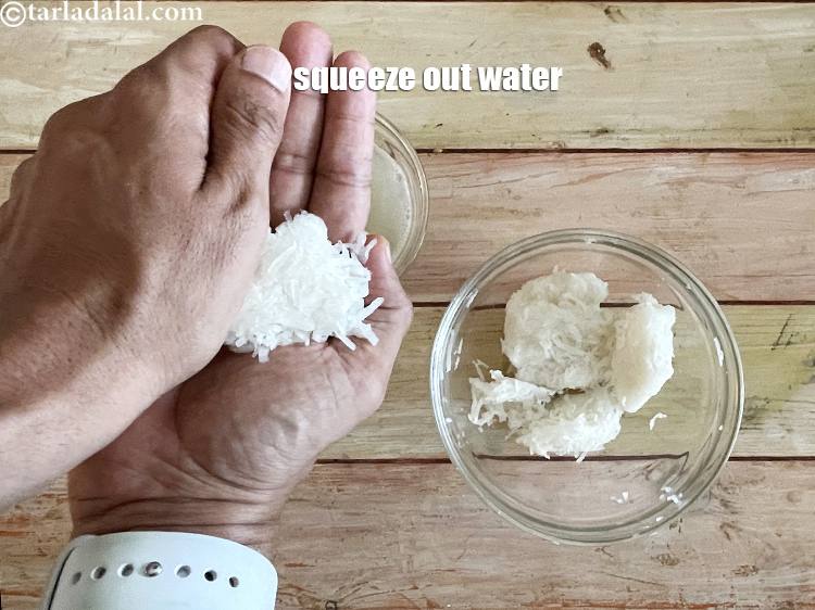 स्टेप 27 – अपने हाथों से सारा पानी निचोड़ लें। आपको इसे छोटे …