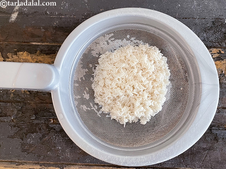 स्टेप 16 – छलनी की मदद से इसे छान लें।