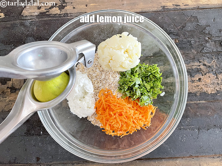 स्टेप 19 – १ टी-स्पून&nbsp;<a href=""https://www.tarladalal.com/glossary-lemon-juice-numbi-ka-ras-nimbu-ka-juice-hindi-471i"">नींबू का रस</a>&nbsp;डालें।