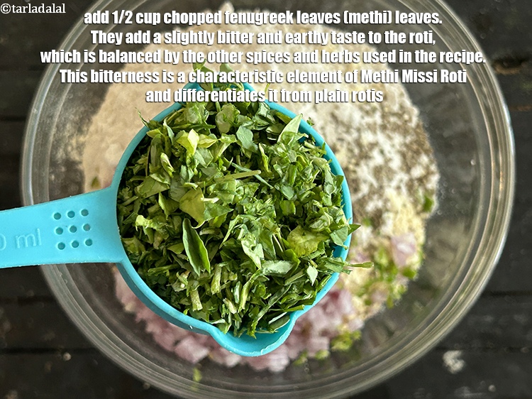 स्टेप 22 – १/२ कप&nbsp;<a href=""https://www.tarladalal.com/glossary-chopped-fenugreek-hindi-811i"">कटी हुई मेथी</a>&nbsp;डालें। वे रोटी में थोड़ा कड़वा …