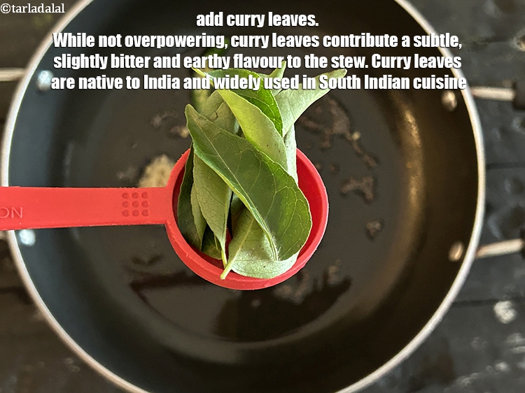 स्टेप 12 – १० से १२&nbsp;<a href=""https://www.tarladalal.com/glossary-curry-leaves-kadi-patta-kadipatta-hindi-388i"">करी पत्ते (कड़ी पत्ता)</a>&nbsp;डालें। करी पत्ते स्टू …