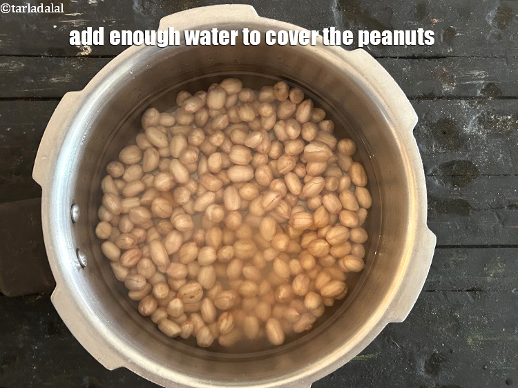 स्टेप 8 – मूंगफली को ढकने के लिए पर्याप्त पानी डालें।