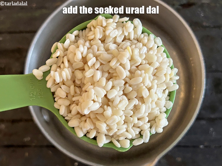 Step 8 – Add&nbsp;the&nbsp;soaked&nbsp;urad dal.