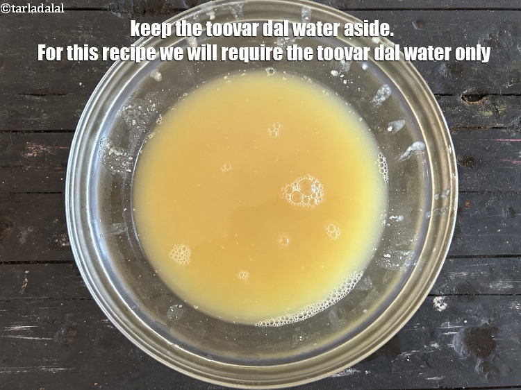स्टेप 8 – तुवर दाल का पानी अलग रख लें। इस रेसिपी के …