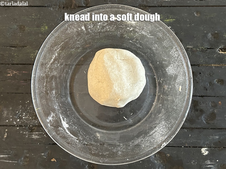 स्टेप 11 – नरम आटा गूंथ लें।