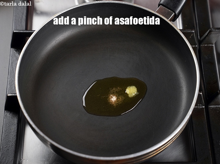 स्टेप 8 – एक चुटकी हींग डालें।