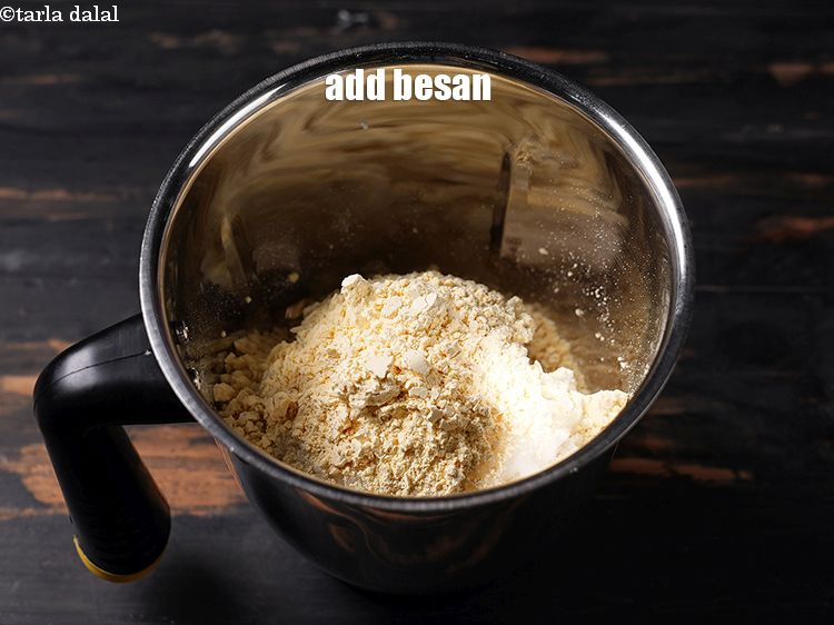 स्टेप 8 – १/४ कप&nbsp;<a href=""https://www.tarladalal.com/glossary-besan-chana-dal-flour-bengal-gram-flour-hindi-952i"">बेसन</a>&nbsp;डालें।&nbsp;
