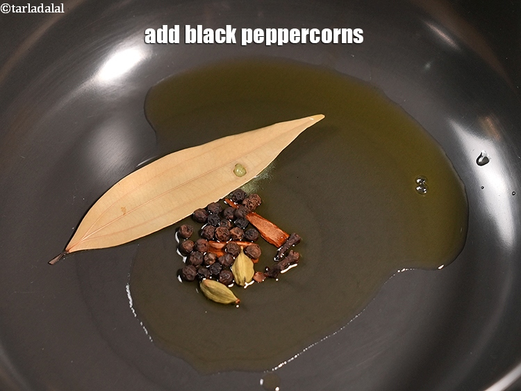 स्टेप 8 – १/२ टी-स्पून&nbsp;<a href=""https://www.tarladalal.com/glossary-black-peppercorns-kali-mirch-kalimirch-hindi-566i"">काली मिर्च</a>&nbsp;डालें।&nbsp;&nbsp; &nbsp;
