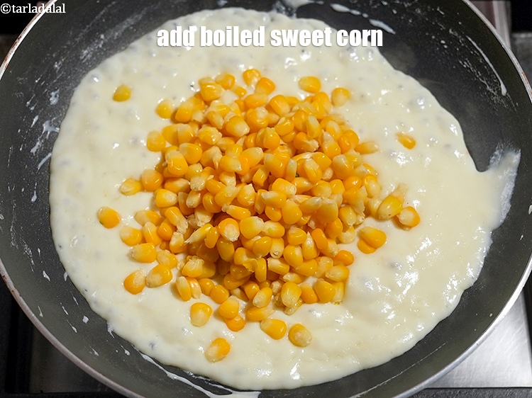 स्टेप 14 – आंच से उतारकर १/२ कप&nbsp;<a href=""https://www.tarladalal.com/glossary-sweet-corn-kernels-makai-ke-dane-hindi-156i"">उबले हुए मीठी मकई के …