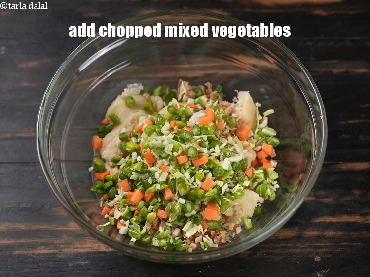 स्टेप 8 – १/२ कप&nbsp;<a href=""https://www.tarladalal.com/glossary-chopped-mixed-vegetables-hindi-782i"">कटी हुई मिली-जुली सब्जियां</a>&nbsp;&nbsp;(गाजर, मटर, पत्तागोभी, फ्रेंच बीन्स) …