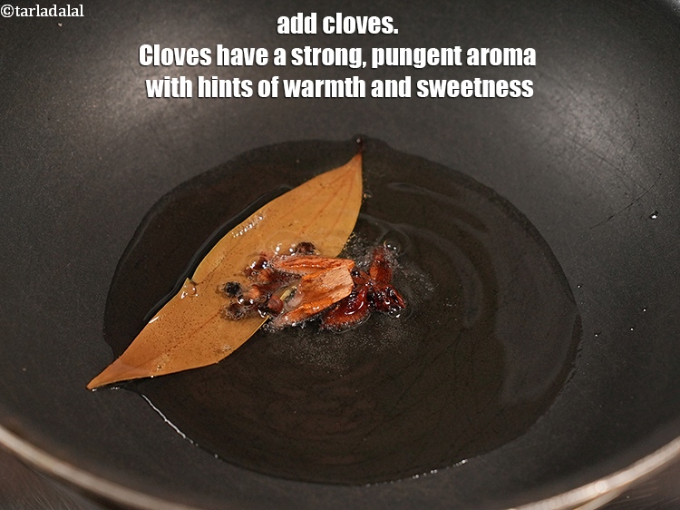 स्टेप 8 – ३&nbsp;<a href=""https://www.tarladalal.com/glossary-cloves-laung-lavang-hindi-322i"">लौंग</a>&nbsp;डालें। लौंग में तीखी सुगंध के साथ गर्माहट और …