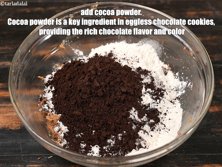 स्टेप 8 – १/४ कप&nbsp;<a href=""https://www.tarladalal.com/glossary-cocoa-powder-hindi-284i"">कोको पाउडर</a>&nbsp;डालें&nbsp;। कोको पाउडर अंडे रहित चॉकलेट कुकीज़ …